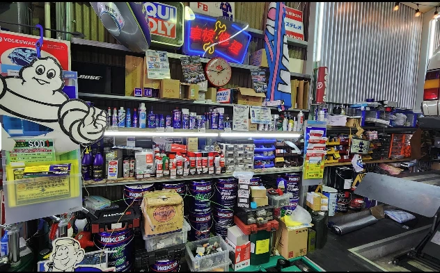 ネオンサインやカー用品が並ぶ石川自動車の店内